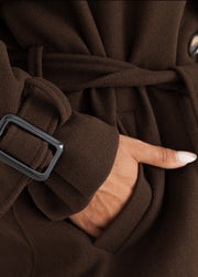 Trench brun foncé à ceinture — gros plan de la manchette avec sangle et boucle