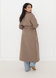 Trench oversize taupe à ceinture — vue portée de dos