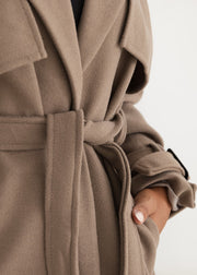 Trench oversize taupe à ceinture — gros plan de la ceinture et de la grande poche latérale