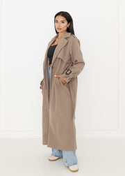 Trench oversize taupe à ceinture — vue portée en pied, de côté, ouvert