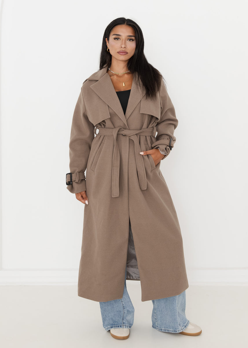 Trench oversize taupe à ceinture — vue portée en pied, ceinturé à la taille