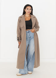 Trench oversize taupe à ceinture — vue portée en pied, de face, ouvert
