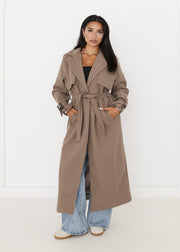Trench oversize taupe à ceinture — vue portée en pied, debout, ceinturé
