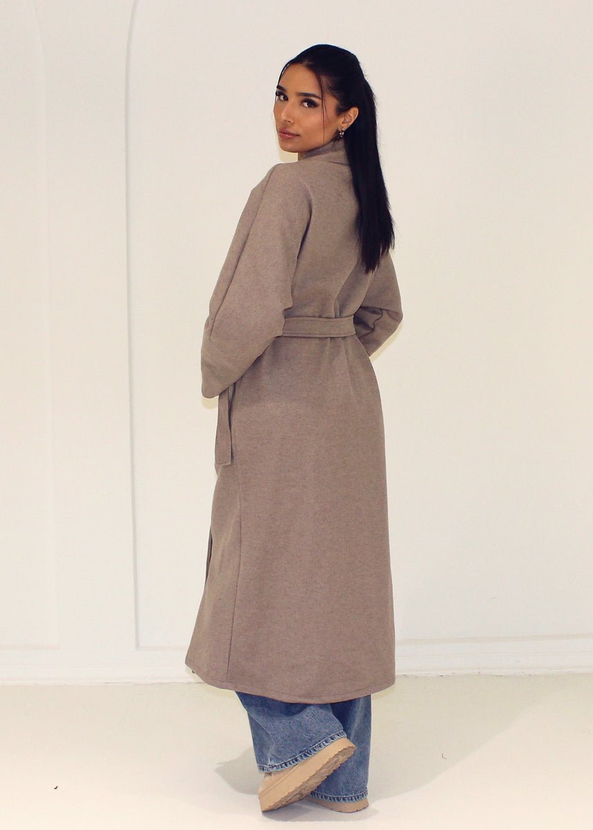 Manteau long taupe à ceinture, vue portée de dos