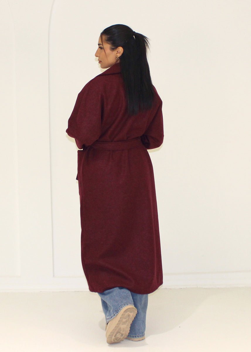 Manteau long bordeaux à ceinture, vue portée de dos
