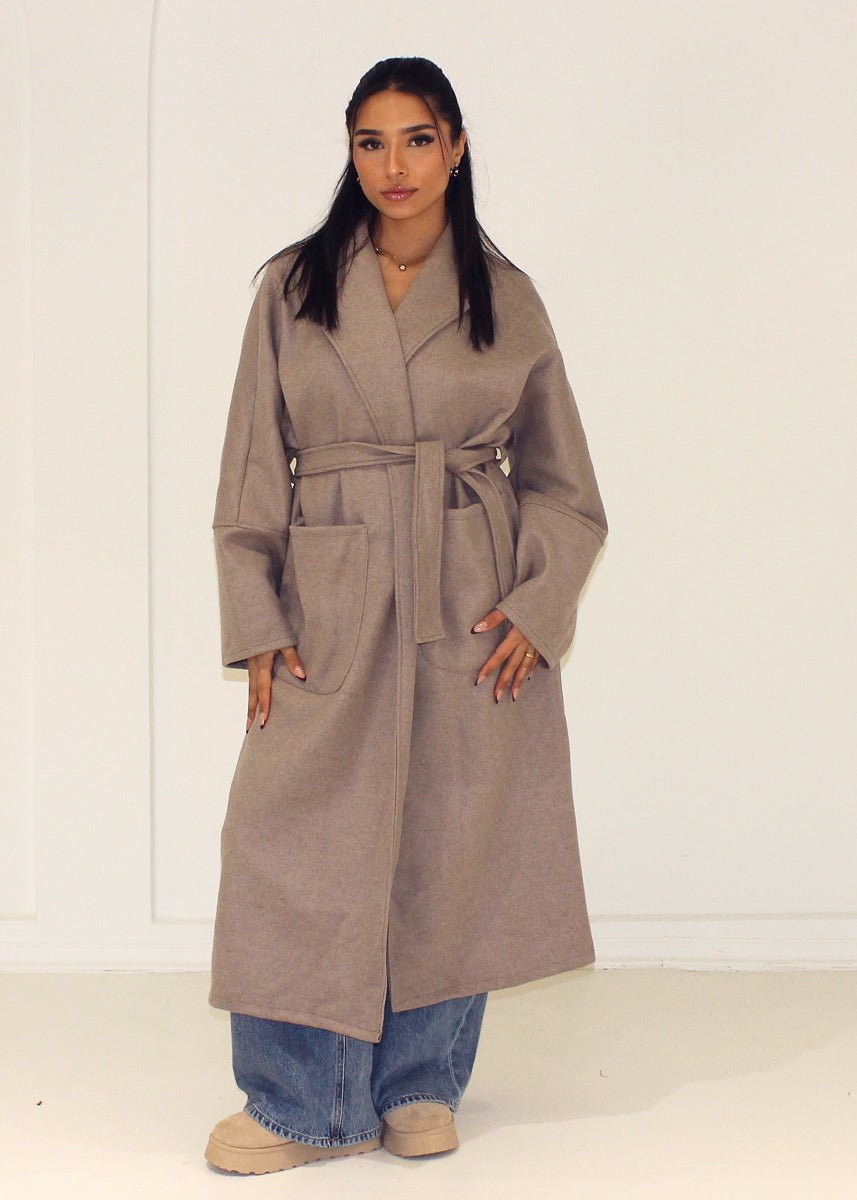 Manteau long taupe à ceinture, vue portée de face