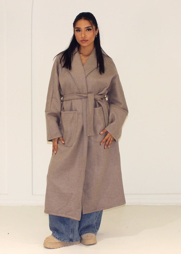 Manteau long taupe à ceinture, vue portée de face