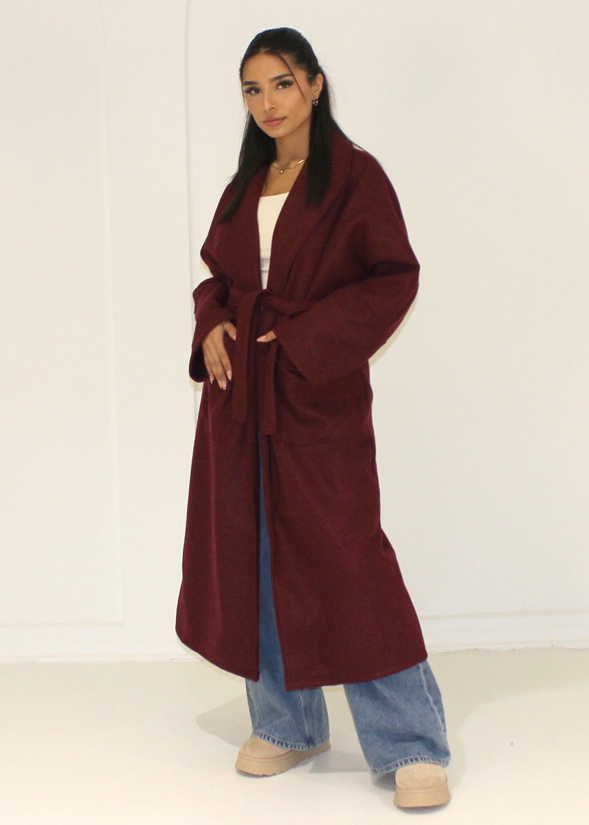 Manteau long bordeaux à ceinture, vue portée de face
