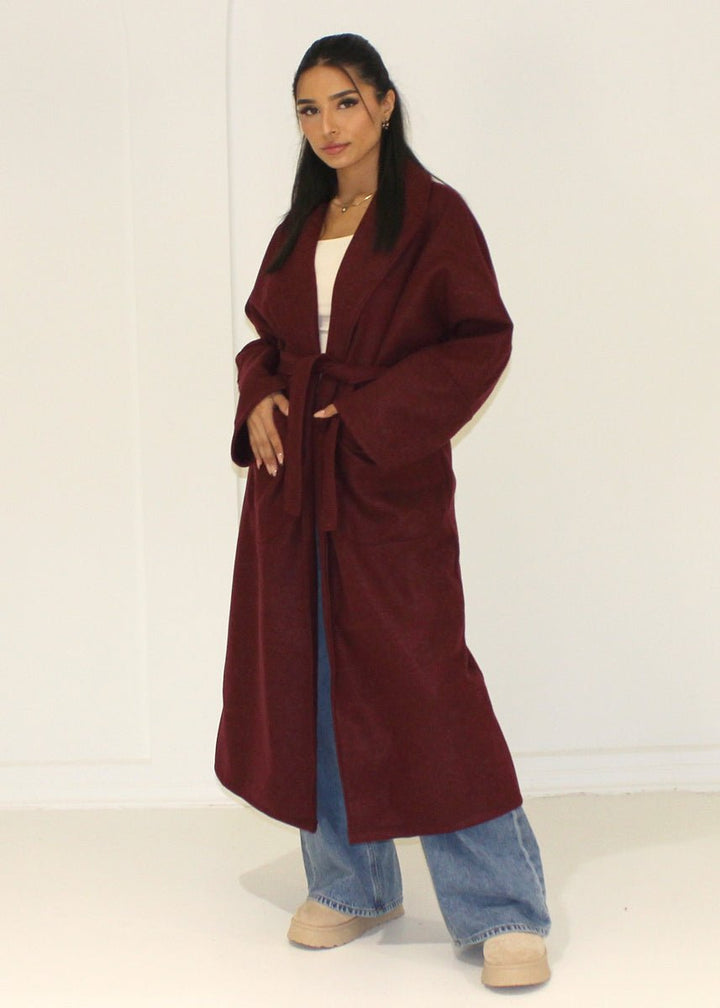 Manteau long bordeaux à ceinture, vue portée de face