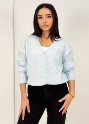 Cardigan bleu clair doux — vue portée de face, haut blanc et pantalon noir