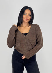 Cardigan à ligne nette marron chocolat — vue portée de trois-quarts, maille fine