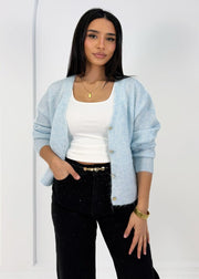 Cardigan bleu clair doux — vue portée de face, droite
