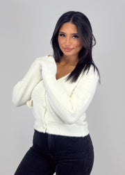 Cardigan à ligne nette blanc cassé — vue rapprochée de trois-quarts, maille boutonnée
