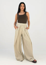 Pantalon large à plis beige, vue portée de face
