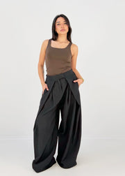 Pantalon large noir à plis, vue portée de face