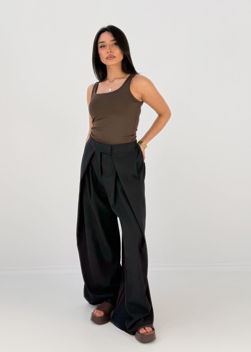 Pantalon large noir à plis, vue portée de face