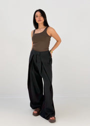 Pantalon large noir à plis, vue portée de face