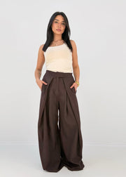 Pantalon large brun foncé à plis, vue portée de face