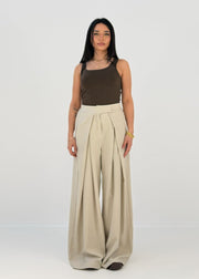 Pantalon large à plis beige, vue portée de face