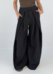 Pantalon large noir à plis, vue de face