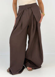 Pantalon large brun foncé à plis, vue portée de 3/4