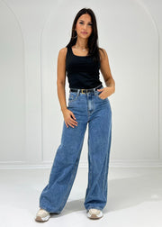 Jean bleu taille haute à jambes larges, vue portée de face