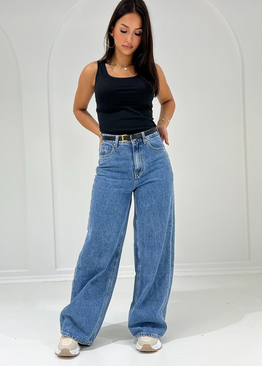 Jean bleu taille haute à jambes larges, vue portée de face