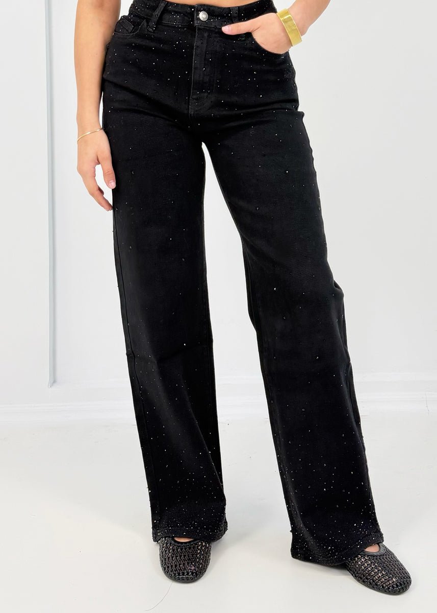 Jean jambe large à strass noir, vue portée de face