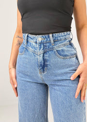 Jean jambe large à ceinture croisée bleu clair, détail de la taille