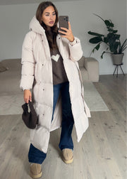 Veste longue beige à capuche — selfie au miroir, vue portée en pied, autre angle
