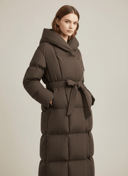 Manteau matelassé brun à capuche et ceinture — vue rapprochée portée.