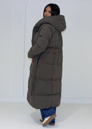 Veste d’hiver grise à capuche — vue portée de dos, capuche relevée, matelassage