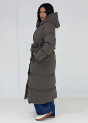Veste d’hiver grise à capuche — vue portée de profil, longueur et ceinture