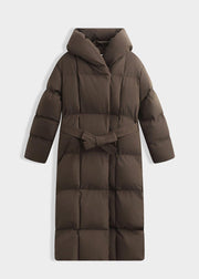 Manteau matelassé brun à capuche et ceinture — vue de face sur fond neutre.
