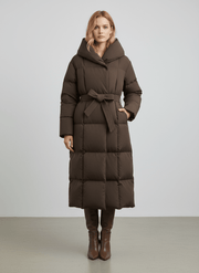 Manteau matelassé brun à capuche et ceinture — vue portée en pied.