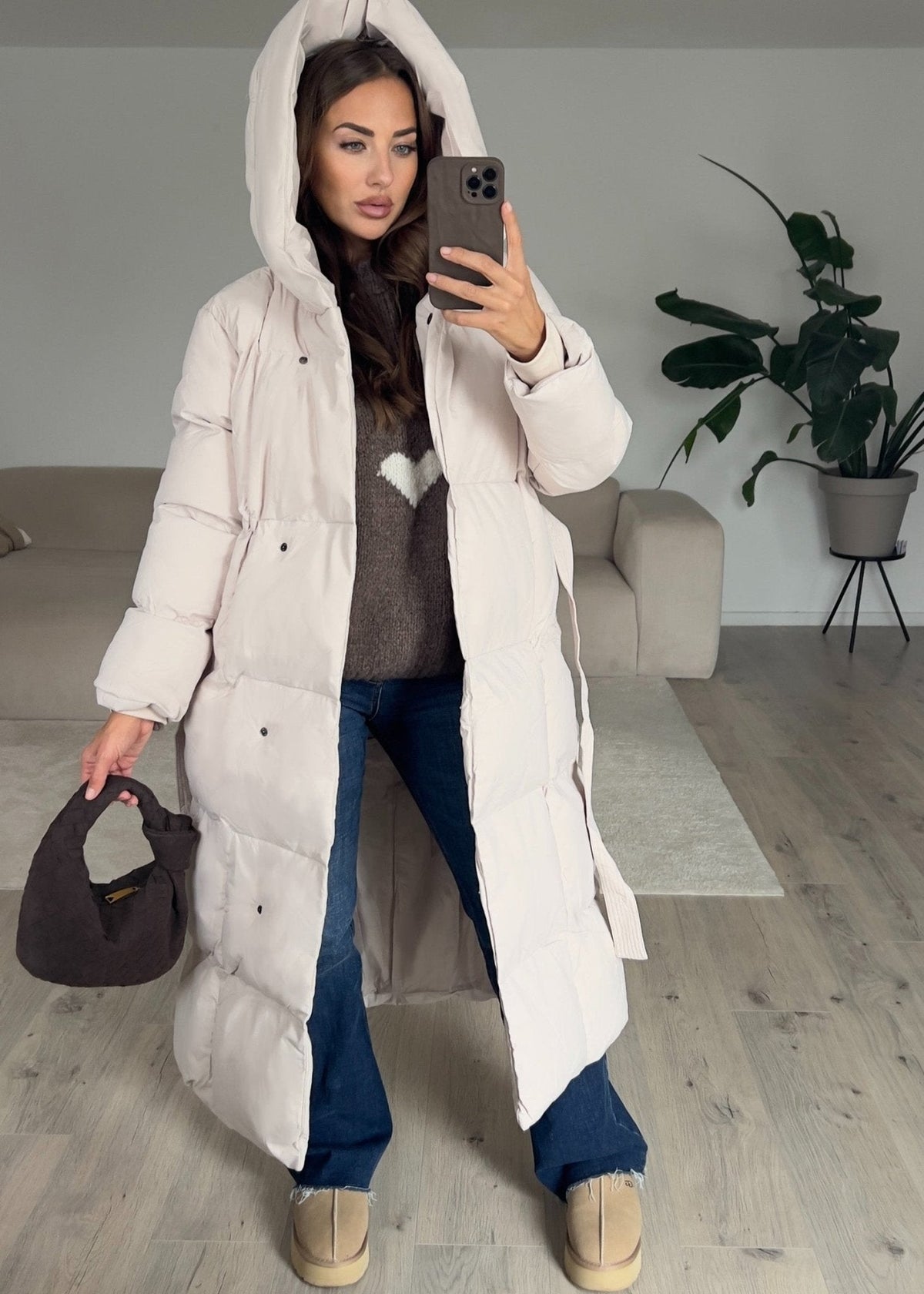 Veste longue beige à capuche — selfie au miroir, vue portée en pied, capuche, sac à main sombre et bottines