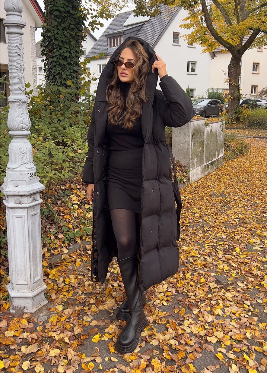 Manteau matelassé noir à capuche — vue portée ouverte.