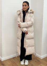 Parka beige capuche fourrure — vue portée en pied, bras le long du corps