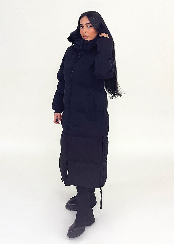 Parka noire capuche fourrure — vue portée en pied, grande capuche