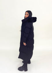 Parka noire capuche fourrure — vue portée en pied, de profil, longueur et volume