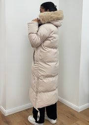 Parka beige capuche fourrure — vue portée de dos et de profil, longueur et capuche
